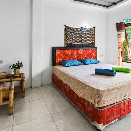 Palulu Garden Homestay Лабуан-Бахо Экстерьер фото